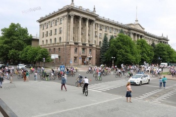 Николаевцы устроили пикет возле мэрии, чтобы обратить внимание на отсутствие велоинфраструктуры в городе
