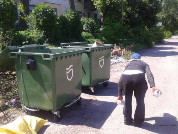 Бомжи Днепра берегут новые контейнеры для мусора