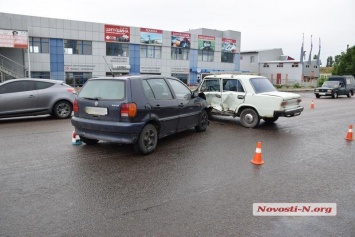 В Николаеве Volkswagen врезался в "Жигули", есть пострадавшие