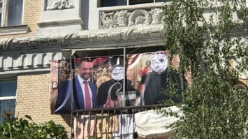"Запрещенное" фото Павелко с кубком ЛЧ появилось на балконе на Прорезной