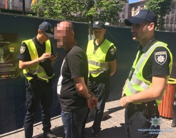 Полиция по горячим следам задержала налетчиков, которые ограбили иностранку на Крещатике