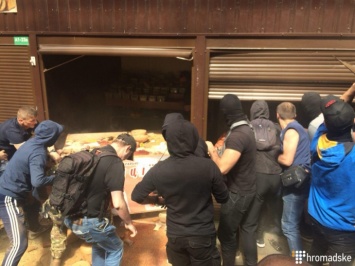 Радикалы из С14 громят киоски на метро Лесная, где вчера кавказцы избили военного пенсионера