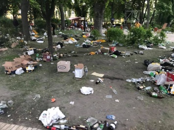 В Киеве за ночь убрали горы мусора, оставленных еврофанатами. Фото