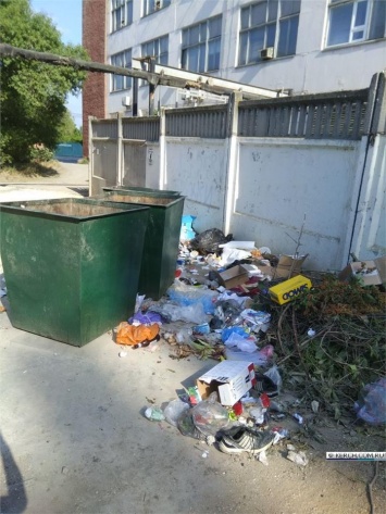 В Керчи мусоровоз рассыпает отходы мимо