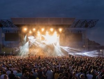 В Великобритании отменили музыкальный фестиваль из-за смерти двух молодых людей