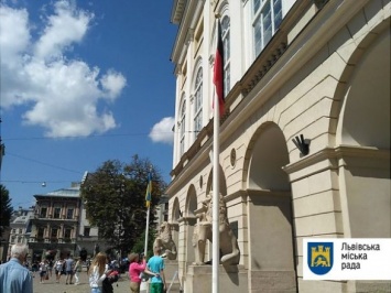 У ратуши Львова подняли красно-черный флаг, чтобы отметить День героев. Фото