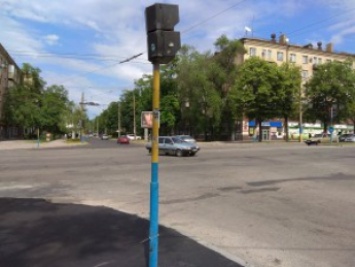 На перекрестке в центре Запорожья потрескался новый тротуар (Фото)