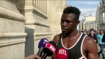 Во Франции молодой нелегал взобрался на здание и спас ребенка (Видео)