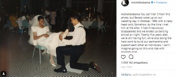 Мишель Обама показала фото, как муж на коленях надевает ей туфельку
