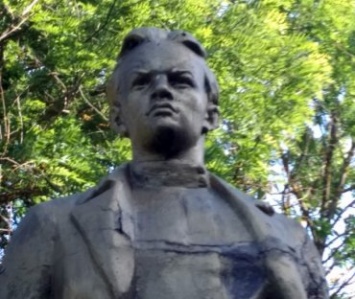 Последний памятник Ленину в Украине "отдыхает" на море