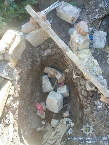Под Николаевом 12-летняя девочка чуть не погибла от обрушения каменной стены