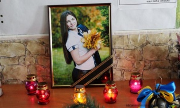 В Донецкой обл. попрощались со школьницей, которая погибла во время обстрела Зализного