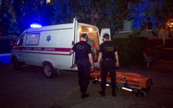Подробности ЧП в Приднепровске: врачи спасают выпавшую с балкона девушку