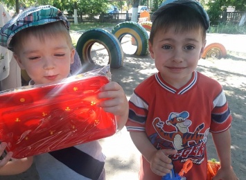 Бердянские дошколята лето встречают с новыми игрушками (фоторепортаж)
