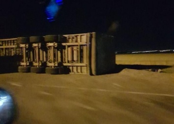В Одессе вследствие потери управления на бок перевернулся тягач