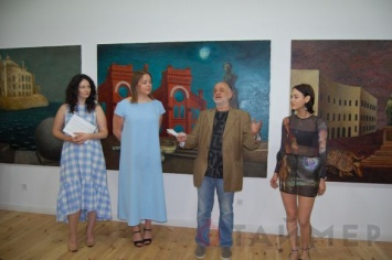 Одесская галерея представила живопись Александра Ройтбурда на полотнах и купальниках