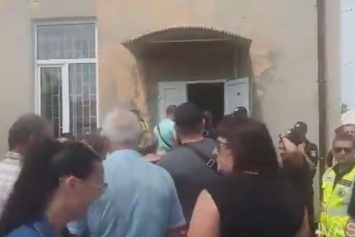 Помощники нардепов кусались, стреляли и угрожали ребенку - как проходили выборы в Цебриково (видео)