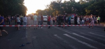 Одесситы блокируют дорогу на месте смертельной аварии, где погибла маленькая девочка, - ФОТО