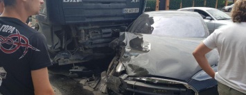 В Николаеве грузовик "DAF" протаранил "Tesla", есть пострадавшие, - ФОТО