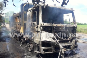 На трассе в Покровском районе сгорел грузовик (ФОТО)