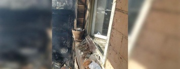 Спасатели Бердянска сняли с горящего балкона четвертого этажа ребенка