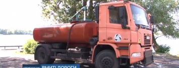 Кременчугские дороги от перегрева спасают днепровской водой (ВИДЕО)