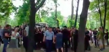 Защитники парка напротив "Украины" заблокировали движение