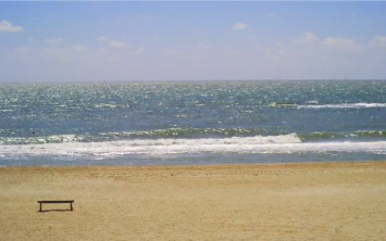 Из-за ветра и волн пляжи курортного Запорожья пустынны (ФОТО)