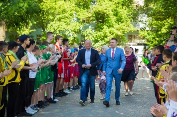 В Суворовском районе Одессы открыли самое большое школьное футбольное поле города (политика)