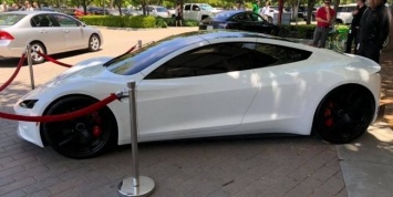 Новейшие электрокары Tesla впервые показали на публике