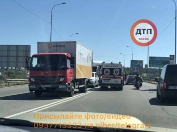 Под Киевом грузовик врезался в автобус с пассажирами