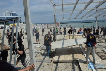Одесские активисты разгромили строение на пляже «Чайка»