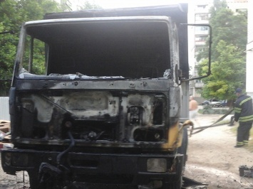 В Николаеве ночью сгорело два автомобиля