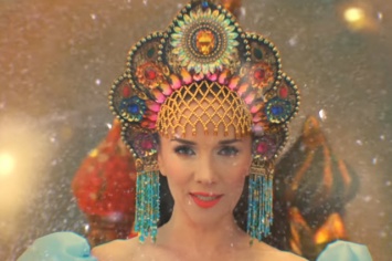 Танцы в кокошнике: Наталья Орейро представила клип на неофициальный гимн ЧМ-2018 United by Love
