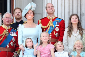 Кейт Миддлтон и принц Уильям с детьми на параде в честь королевы Елизаветы II