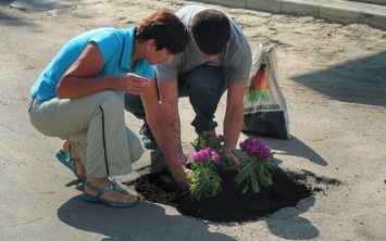 Сегодня неравнодушные херсонцы в ямах на дорогах нашего города посадили цветы