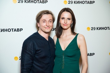 Сергей Безруков и беременная Анна Матисон впервые вышли в свет после новости о грядущем рождении второго ребенка