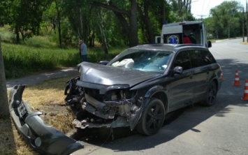 Женщина-водитель на "Субару" на полном ходу врезалась в столб: пострадали люди (ФОТО)