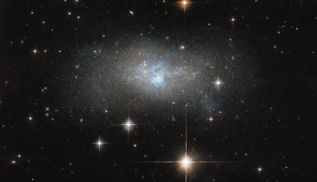 Hubble сделал снимок карликовой галактики с ярчайшим ядром