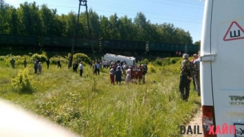 В Орловской области РФ поезд протаранил автобус с участниками местного ансамбля, есть жертвы