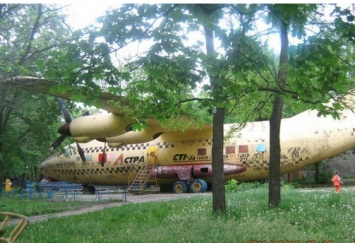 "На металлолом пошел, одна кабина осталась": "власти" Луганска "избавили" парк им. "Молодой гвардии" от самолета