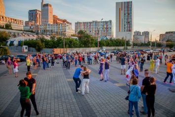 Музыкальный Днепр: горожане танцуют на Набережной и слушают музыку