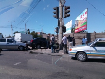 Иномарка въехала в забор после столкновения со Славутой (фото)