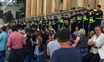 В Тбилиси на акции "отцов убитых детей" задержали лидера оппозиционной партии
