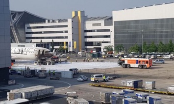 В аэропорту Франкфурта загорелся самолет, шесть человек получили респираторные поражения