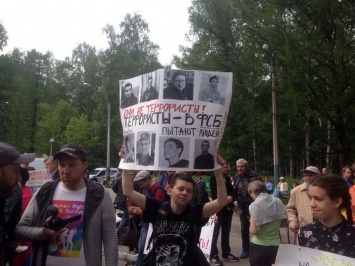 В Петербурге в преддверии Дня России прошел правозащитный митинг