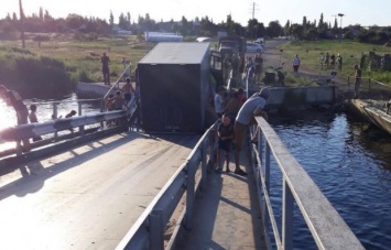 На Николаевщине под фурами обрушился мост