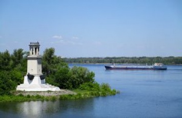 На реке в Волгограде столкнулись баржа и катамаран: есть погибший