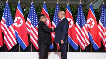 Историческая встреча: Трамп и Ким Чен Ын пожали друг другу руки