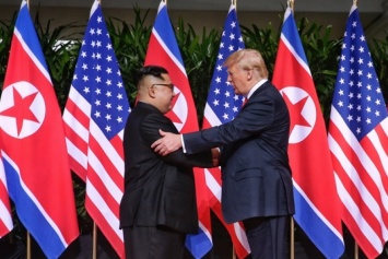 Историческая встреча Трампа и Ким Чен Ына - долго жали руки, но говорили менее часа
